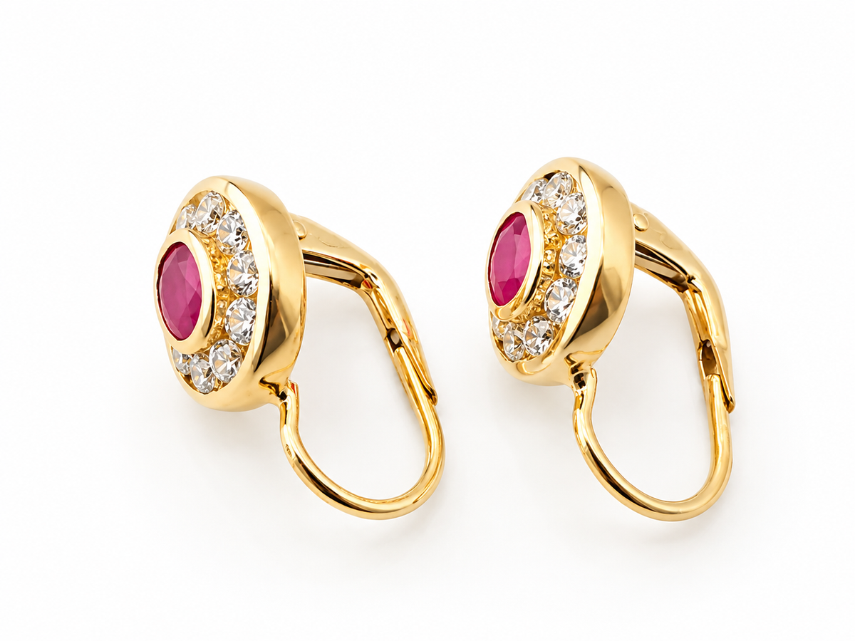 Vue de trois quarts d'une paire de boucles d'oreilles dormeuses en or jaune 18 carats et zirconium.