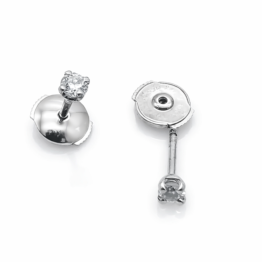 Détail des montures à quatre griffes et des fermoirs des boucles d'oreilles diamants en or blanc.
