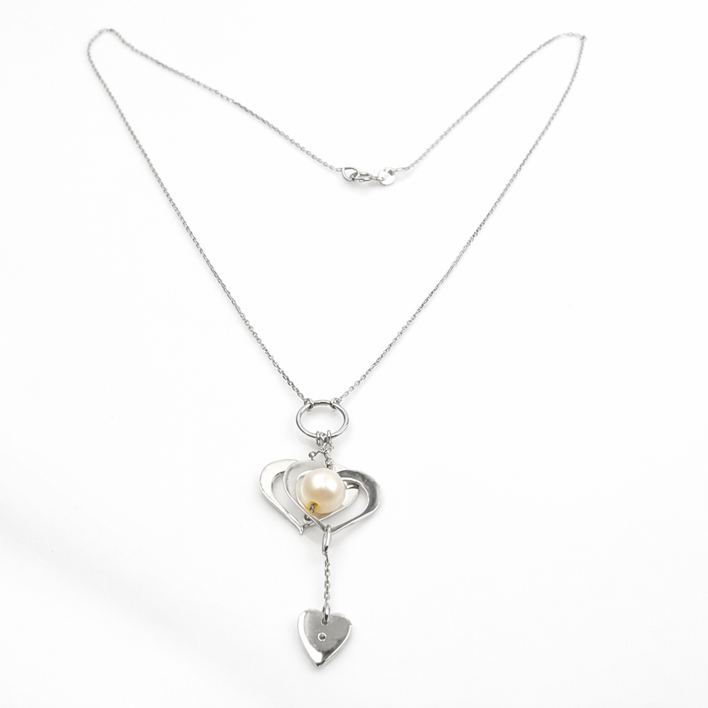 Vue complète du collier en or blanc 18 carats de 41 cm avec pendentif cœur et perle de 6 mm.