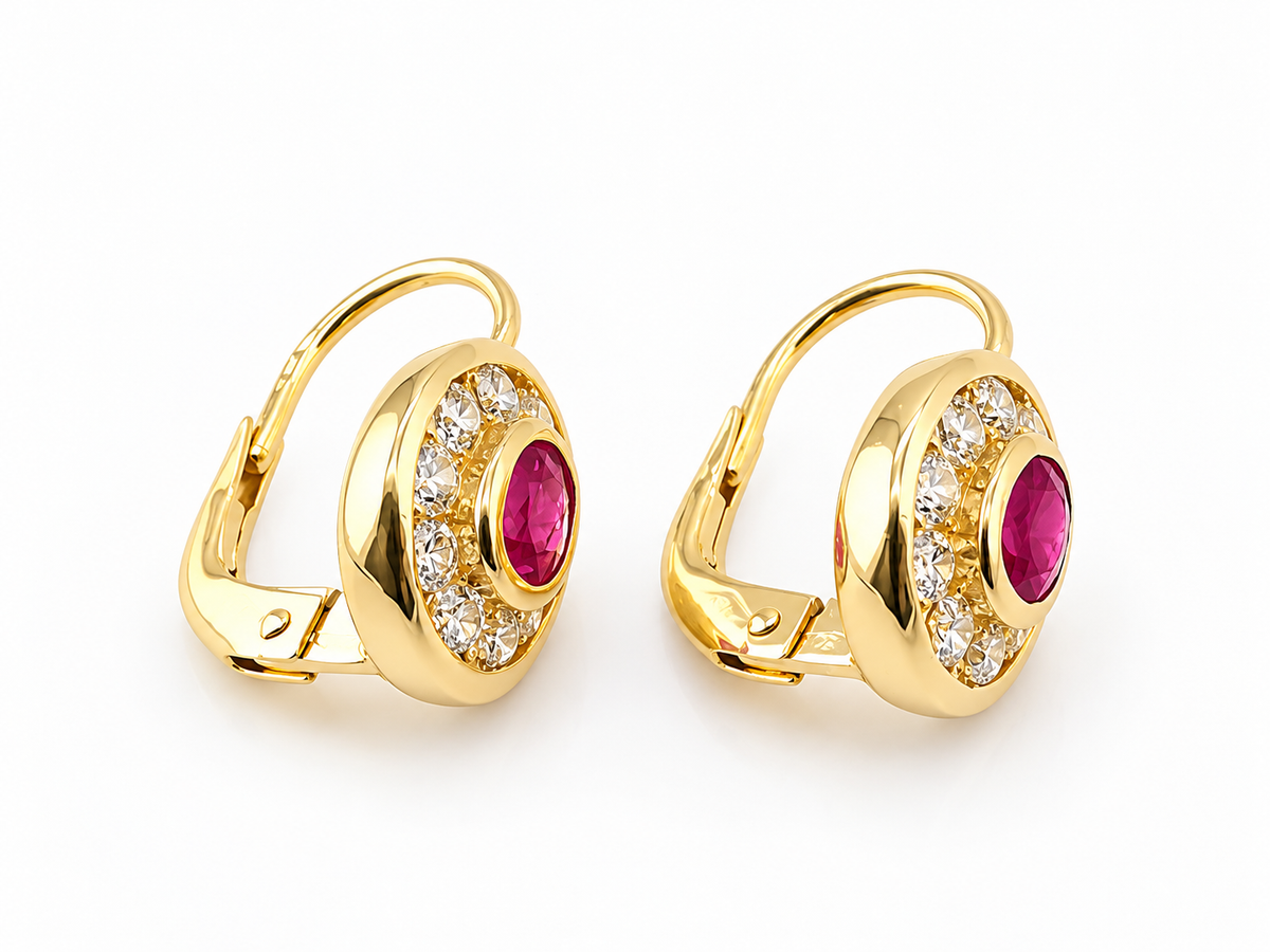 Paire de boucles d'oreilles dormeuses ovales en or jaune 18 carats, ornées de pierres roses et d'oxydes de zirconium blancs.