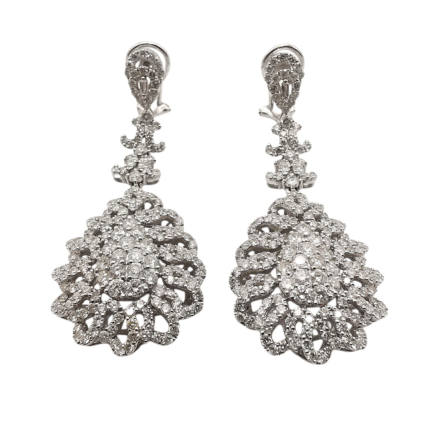 Boucles d’oreilles pendantes en or blanc 18 carats serties de 374 diamants naturels, motif ajouré