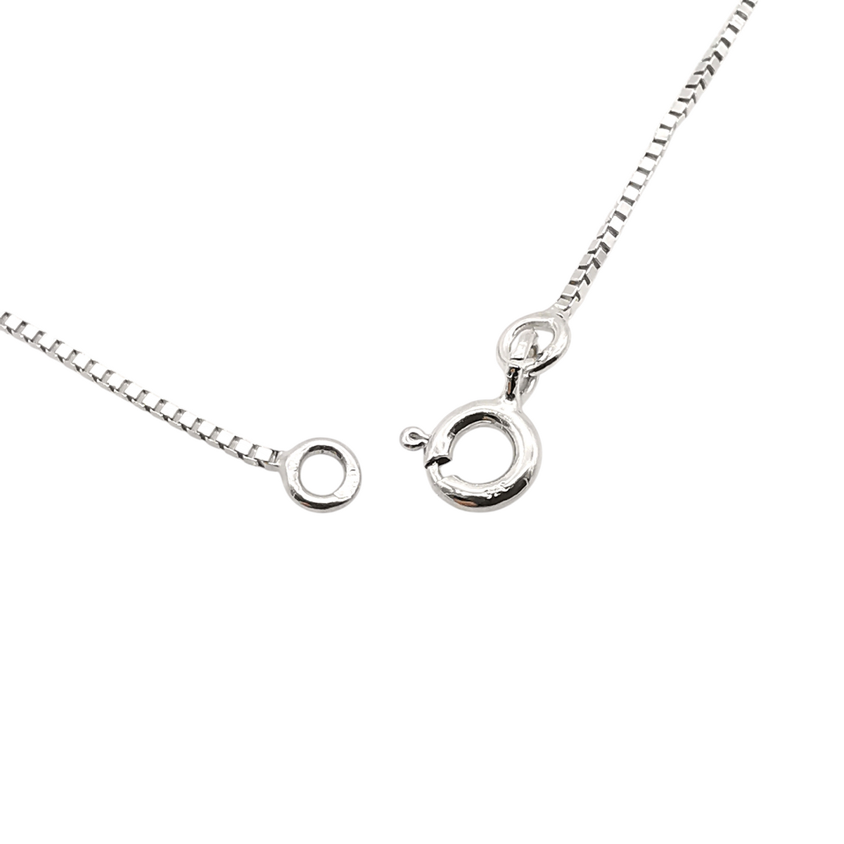 Fermoir anneau ressort de la chaîne en or blanc 9 carats du collier saphir.