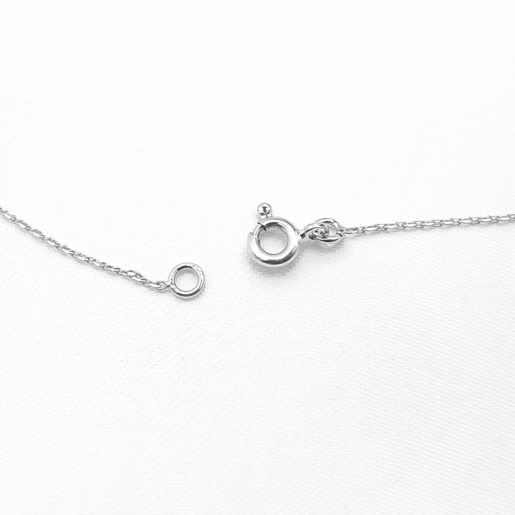 Détail du fermoir anneau ressort et de la chaîne du collier en or blanc 18 carats.