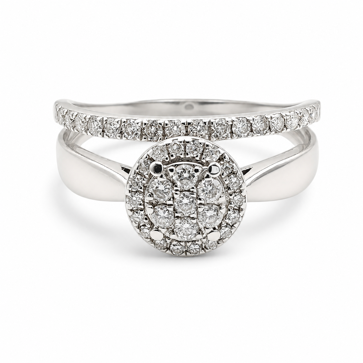 Bague en or blanc 18 carats sertie de 43 diamants naturels taille brillant totalisant environ 0,50 carat, avec motif rond pavé et anneau croisé, proposée par GemmeLuxe.