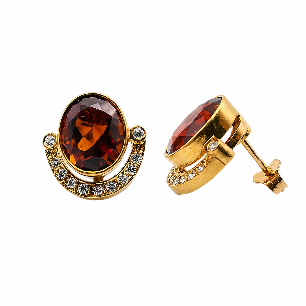 Détail du sertissage des grenats et diamants sur boucles d'oreilles en or jaune.