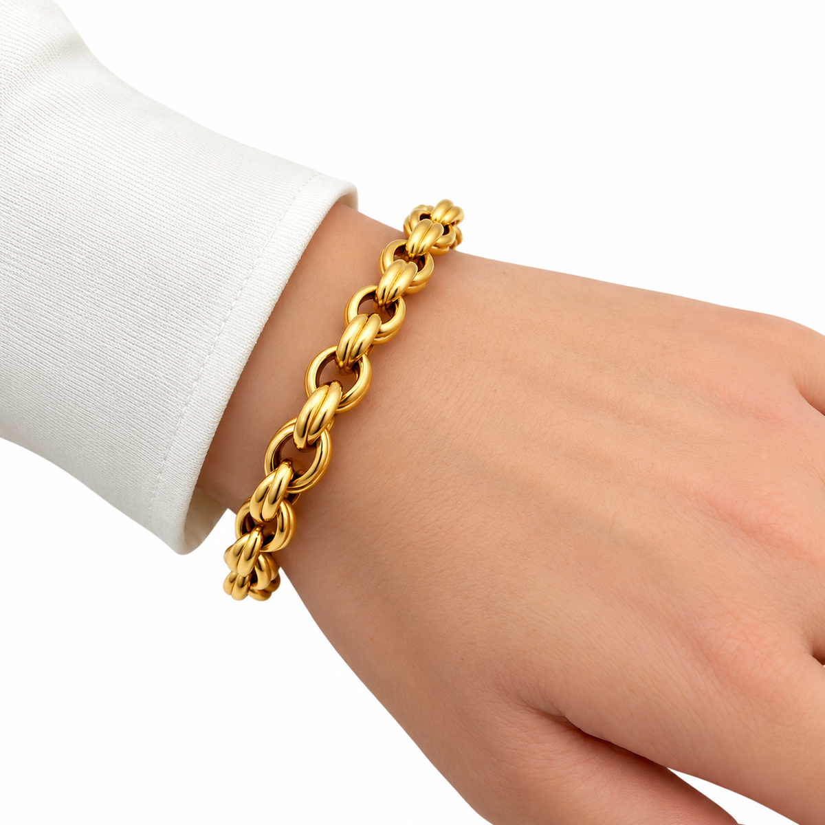 Bracelet à mailles doubles en or jaune 18 carats porté au poignet