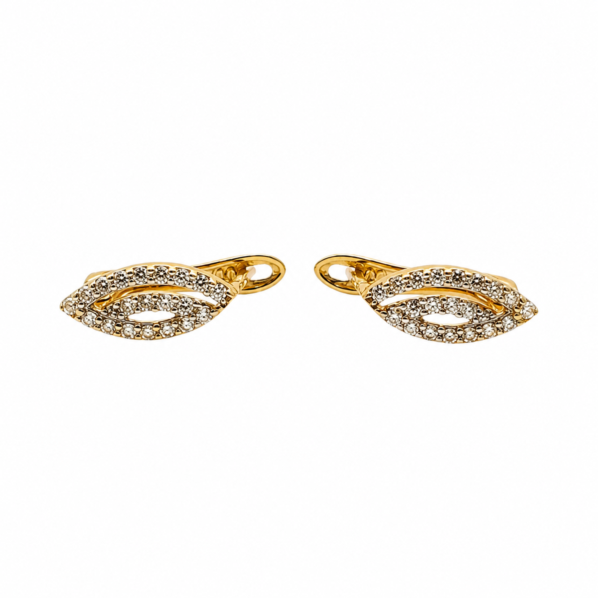 Paire de boucles d'oreilles en or jaune 18 carats serties d'oxydes de zirconium, vue rapprochée