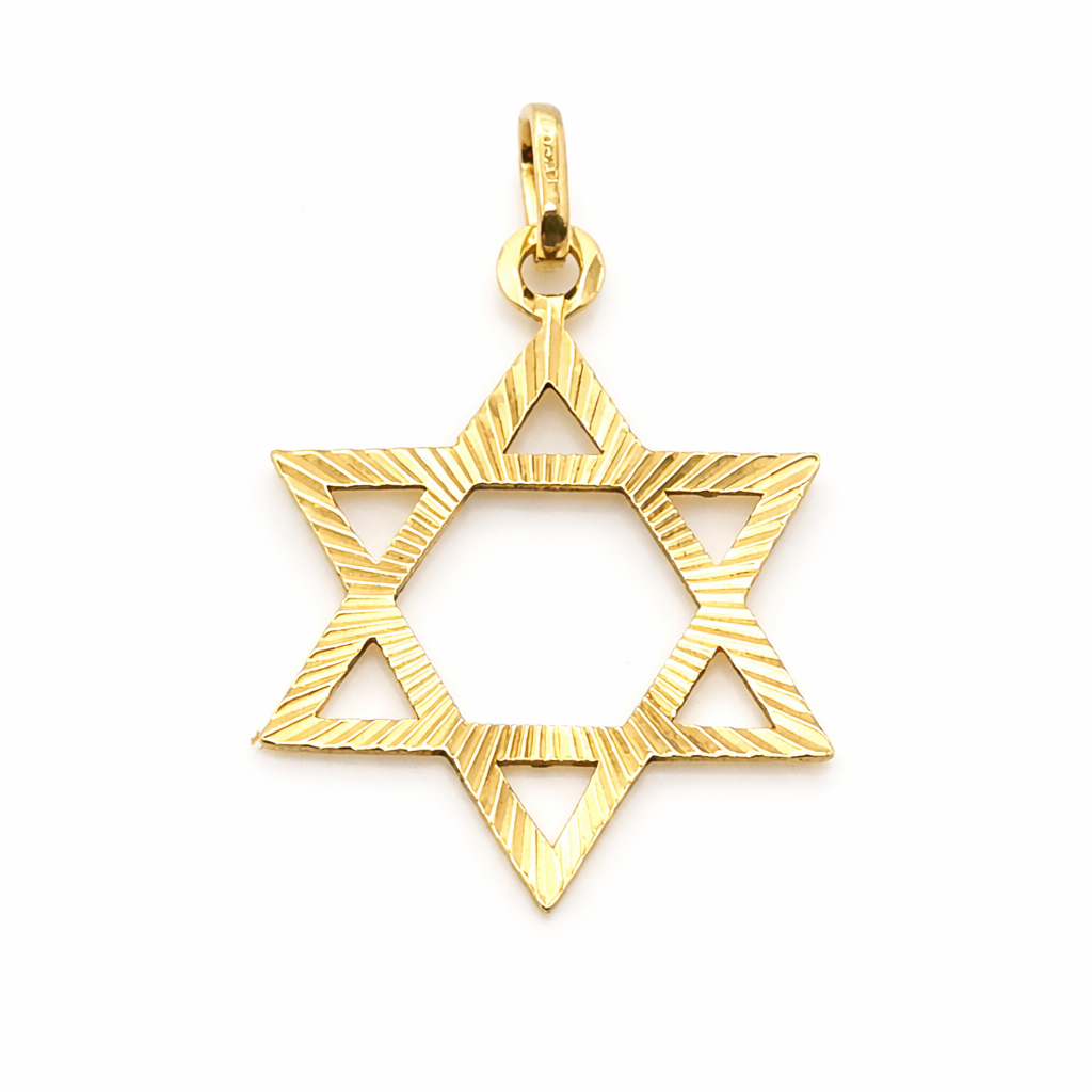 Pendentif Étoile de David en or jaune 18 carats, motif ajouré à six branches et finition striée, vue de face.