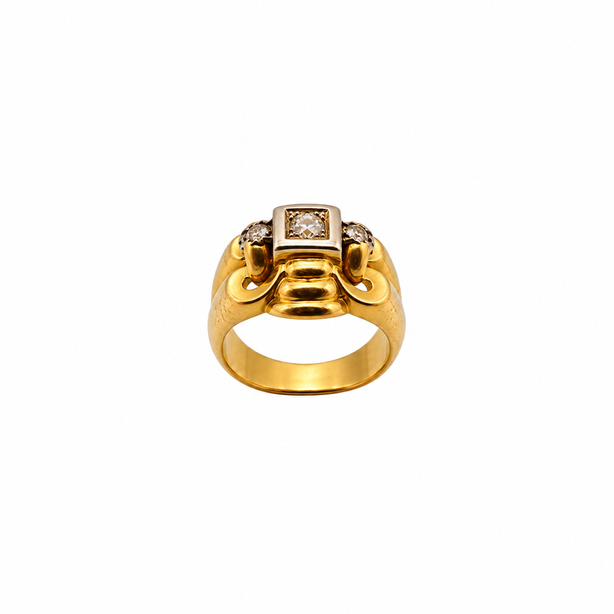 Vue de face d'une bague ancienne en or jaune 18 carats et diamants, monture large et ajourée