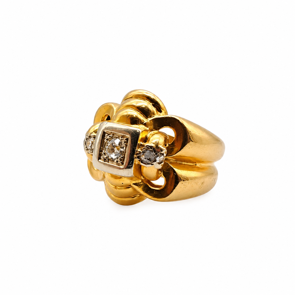 Bague ancienne en or jaune 18 carats et diamants, vue latérale montrant les volutes et le sertissage carré