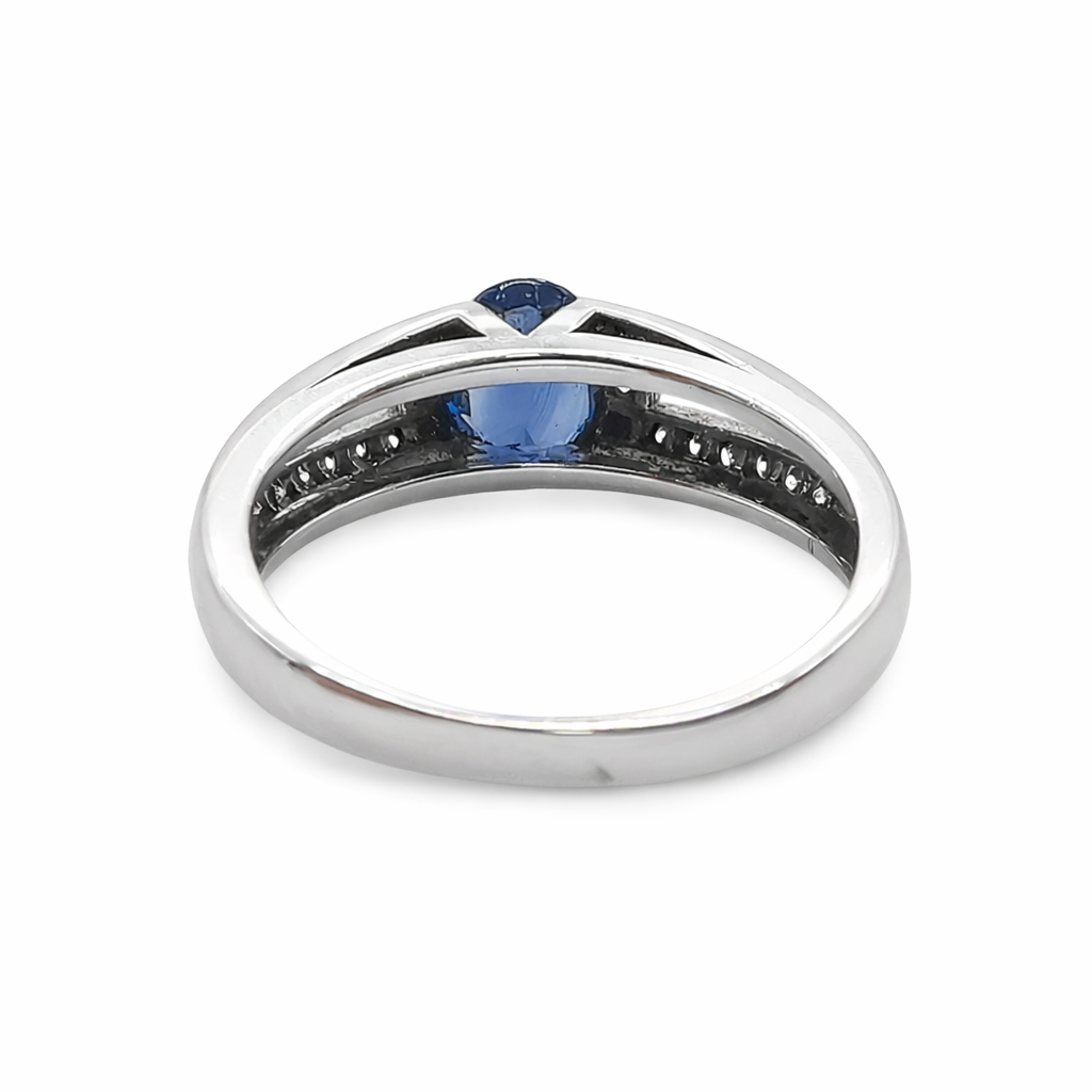 Vue intérieure d'une bague saphir bleu en or blanc 18 carats montrant le dessous du sertissage et l'anneau