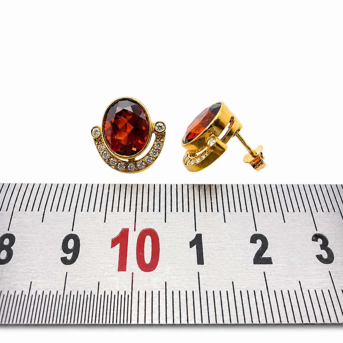 Boucles d'oreilles grenats et diamants avec règle de mesure, dimensions 1,3 cm.