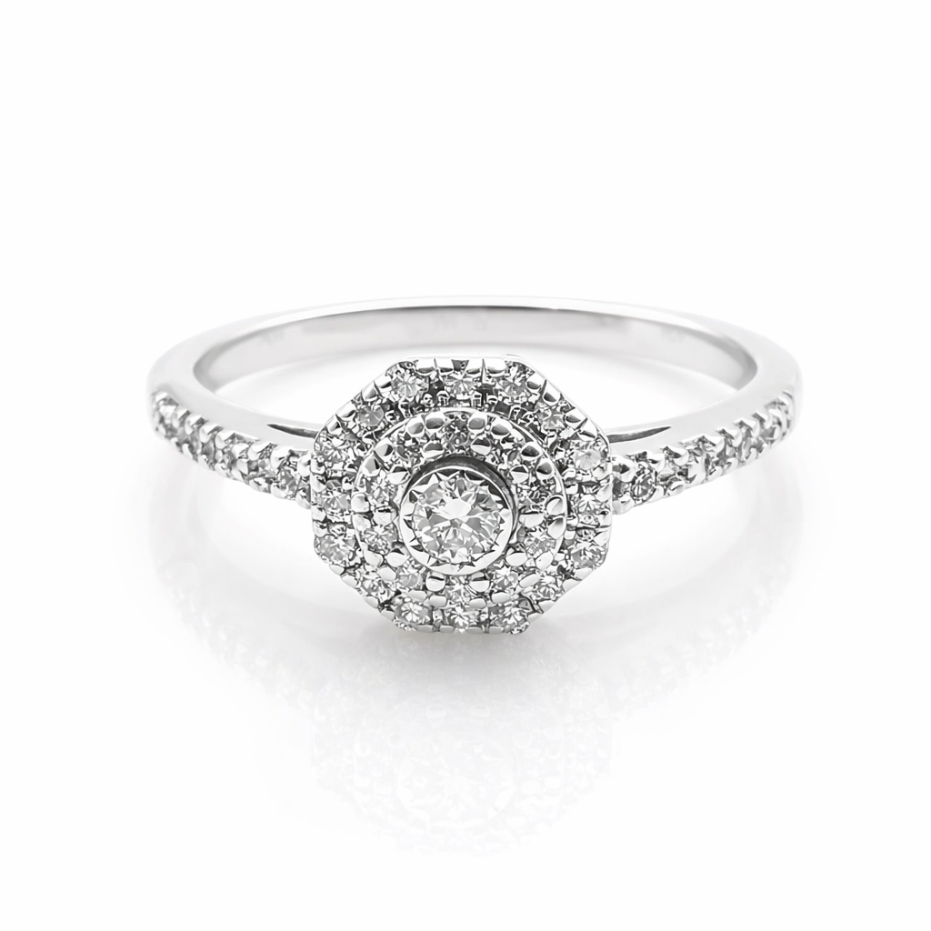 Bague en or blanc 9 carats sertie de 31 diamants naturels avec double entourage, vue de face.