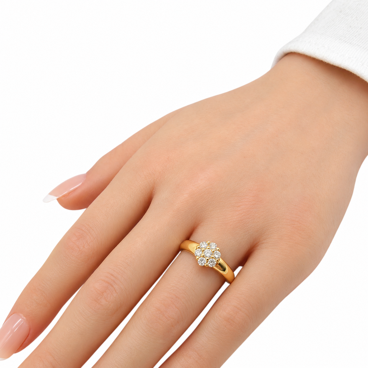 Bague marguerite en or jaune et diamants portée à la main