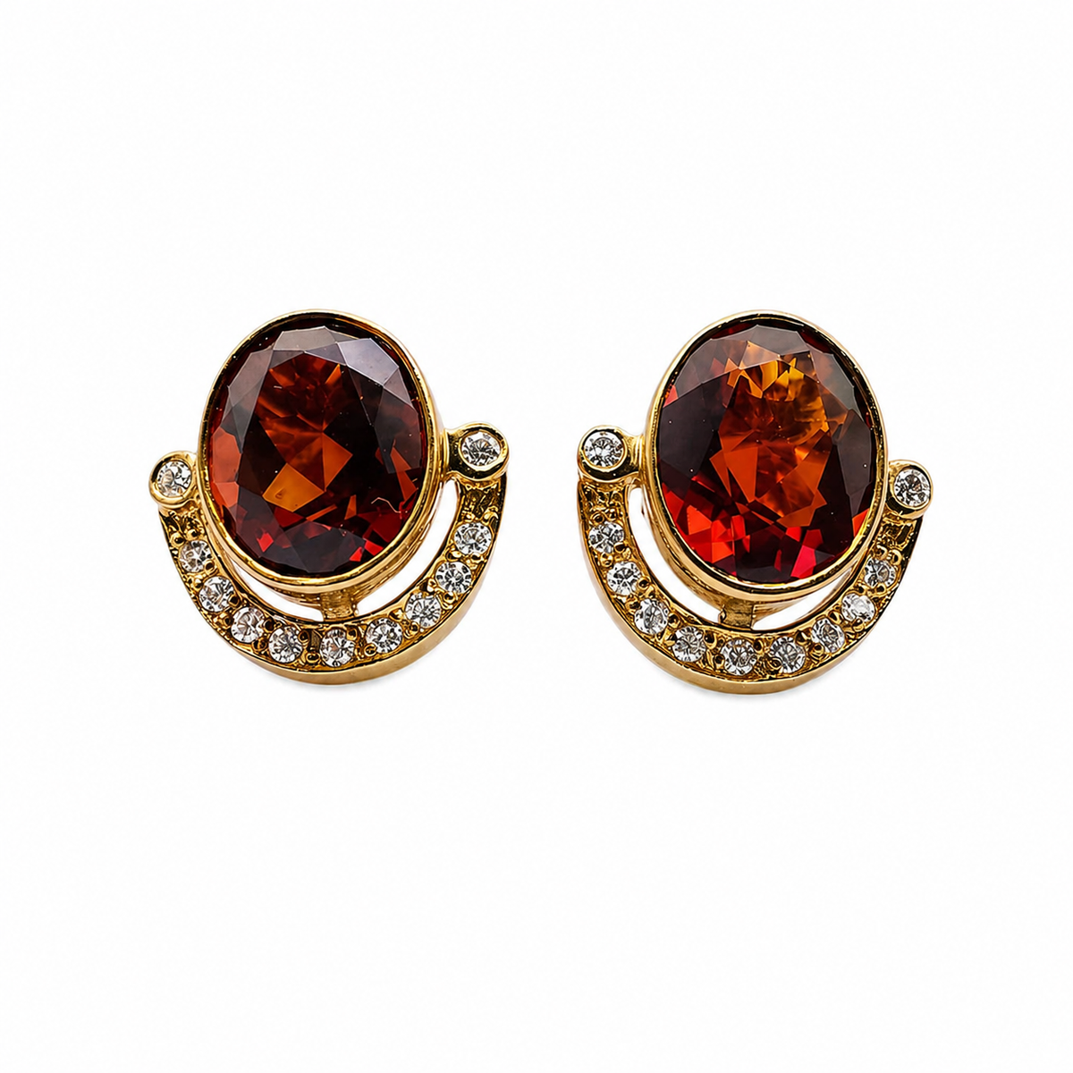 Vue de face de la paire de boucles d'oreilles grenats et diamants en or 18 carats.