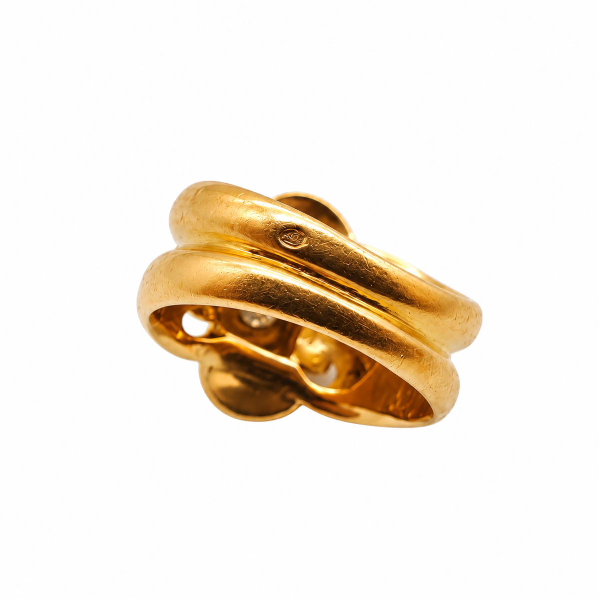 Vue arrière d'une bague ancienne en or jaune 18 carats montrant son anneau double et son poinçon