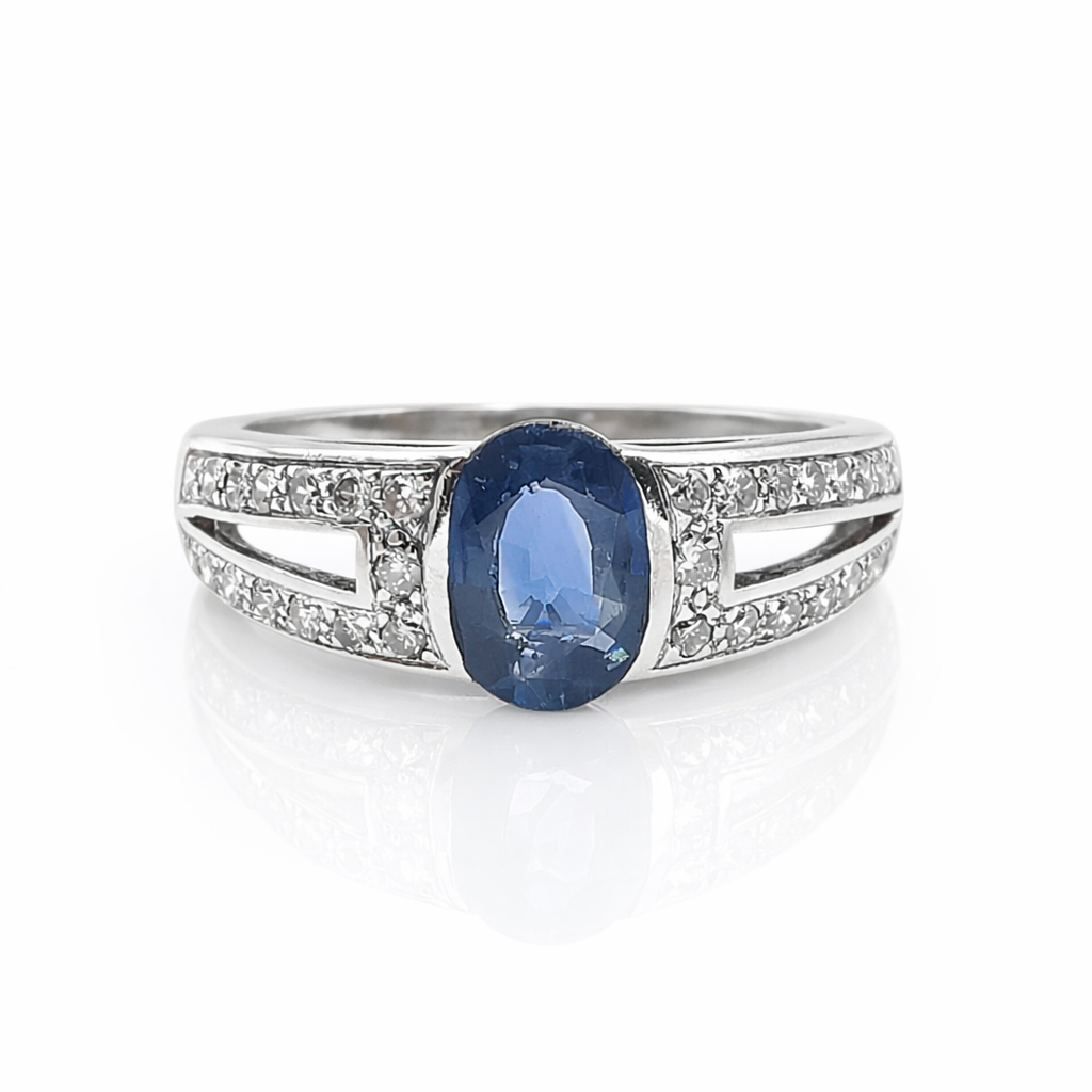 Bague en or blanc 18 carats avec saphir bleu ovale de 1,50 ct et diamants sur les épaules, vue de face