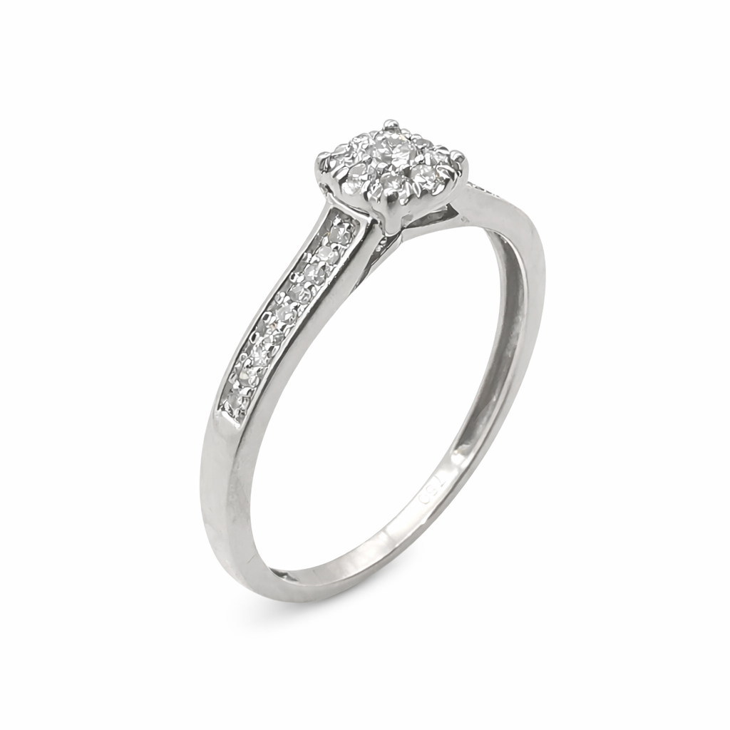 Bague diamant motif floral en or blanc 18 carats, vue de trois quarts montrant les épaules serties
