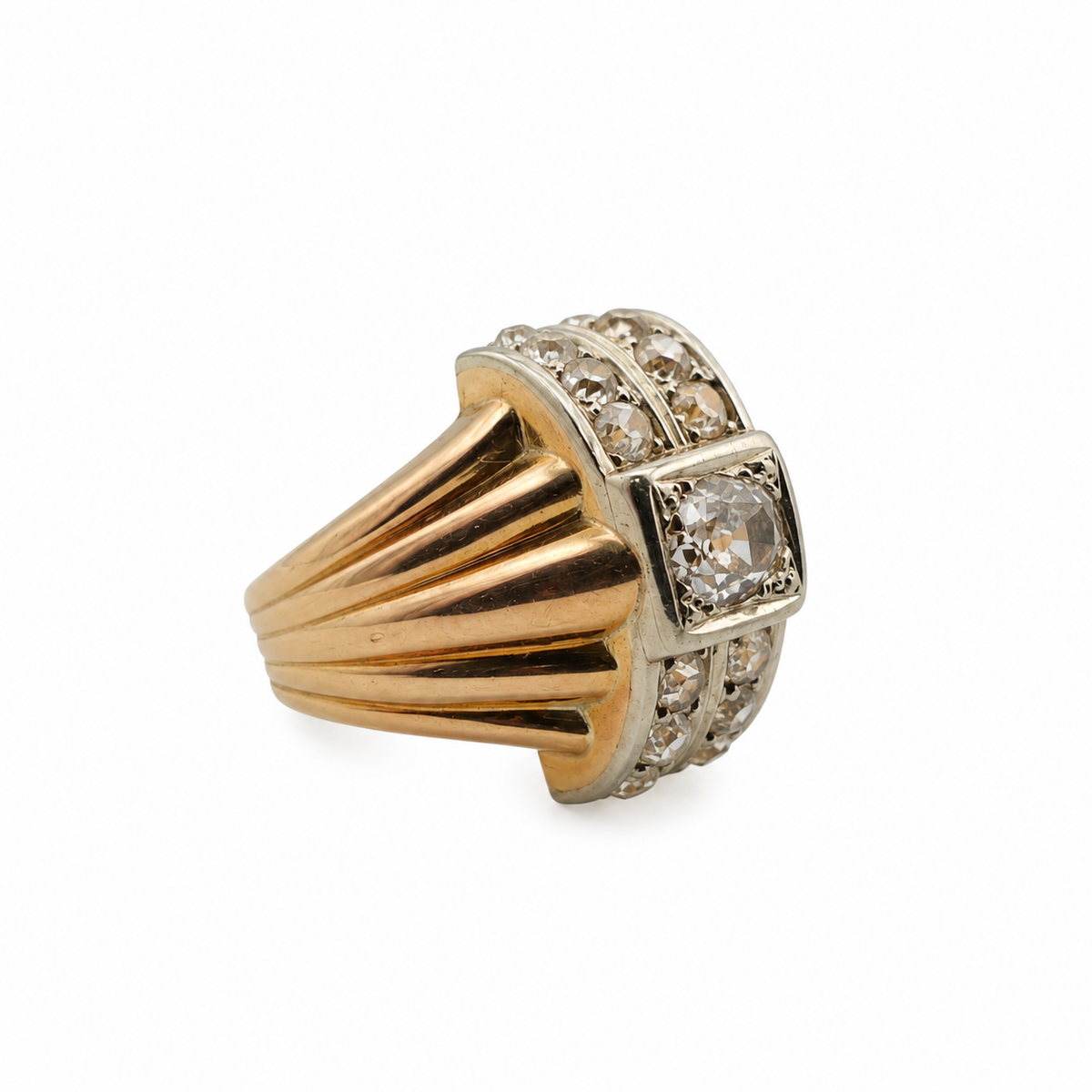 Vue latérale d'une bague Tank vintage en or rose et platine, avec monture godronnée et diamants taille ancienne