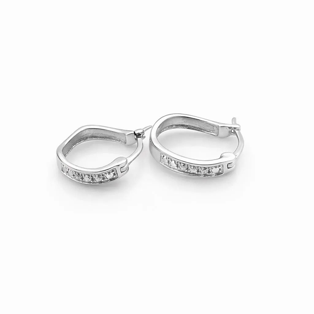 Petites créoles en or blanc 18 carats ornées de diamants naturels, vue de face sur fond blanc.
