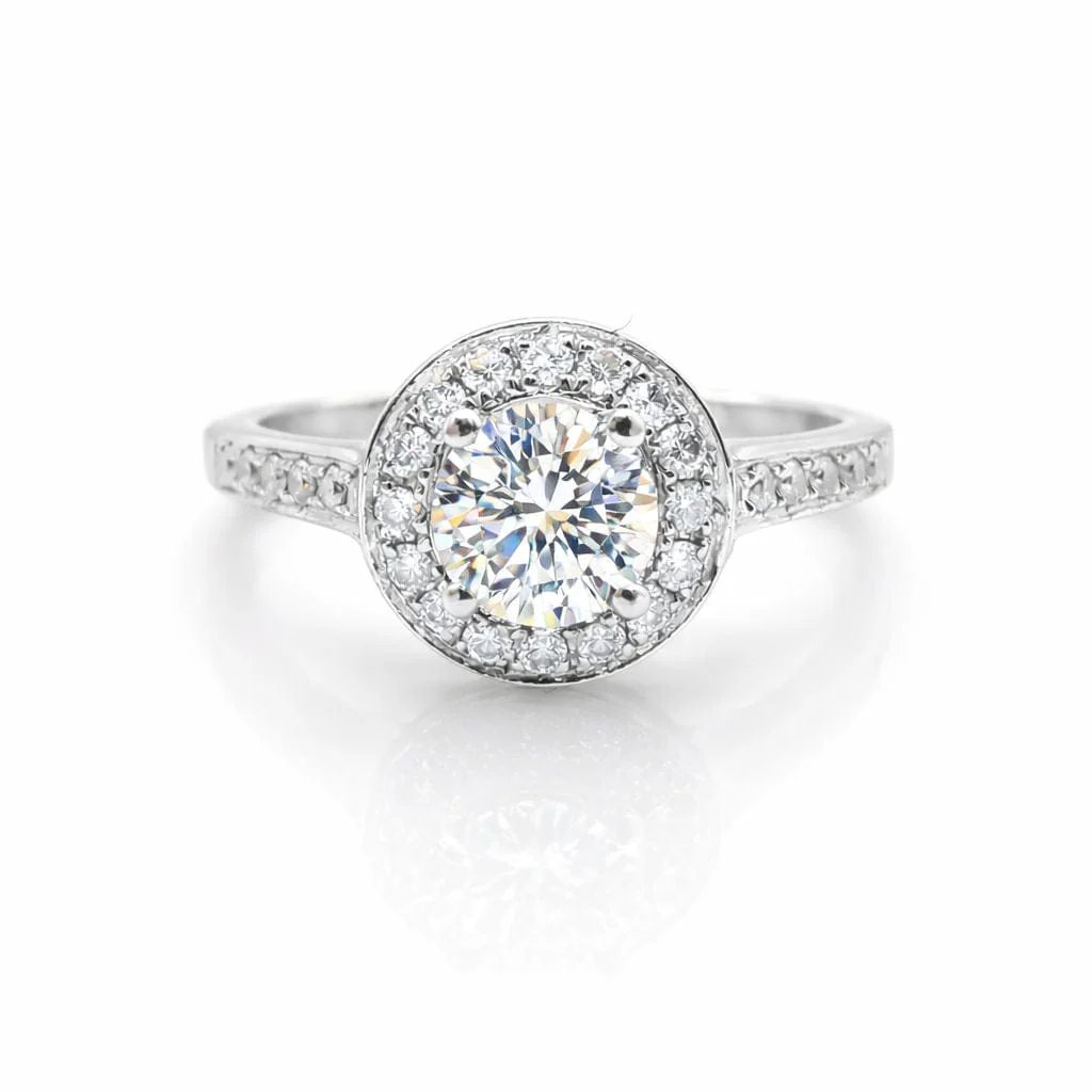 Bague halo en or blanc 18 carats sertie de diamants, avec diamant central de 0,60 carat