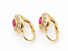 Vue de trois quarts d'une paire de boucles d'oreilles dormeuses en or jaune 18 carats et zirconium.