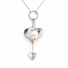Détail du pendentif cœurs en or blanc 750 avec perle blanche et pampille cœur ornée d'un oxyde de zirconium.