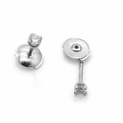 Détail des montures à quatre griffes et des fermoirs des boucles d'oreilles diamants en or blanc.