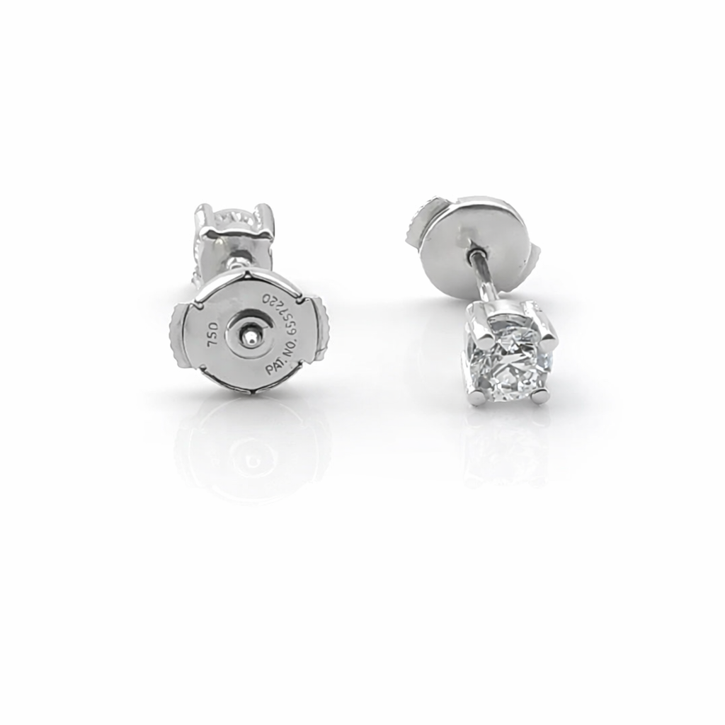 Vue de face et de profil des puces d'oreilles diamants en or blanc 750 avec fermoirs poussettes.