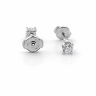 Vue de face et de profil des puces d'oreilles diamants en or blanc 750 avec fermoirs poussettes.
