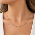 Chaîne en or jaune 18 carats maille forçat de 42 cm portée autour du cou.