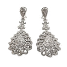 Boucles d’oreilles pendantes en or blanc 18 carats serties de 374 diamants naturels, motif ajouré