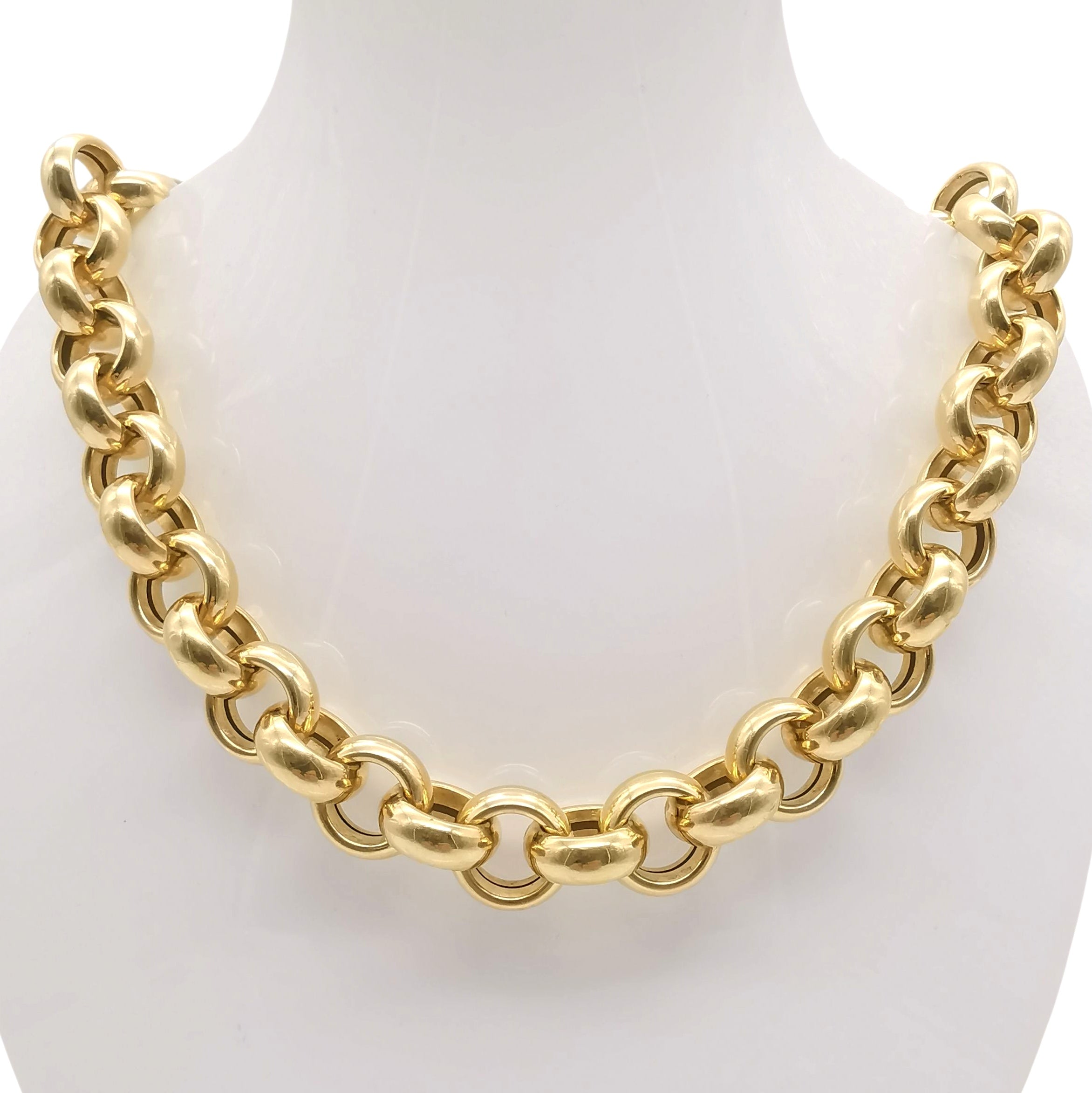 Collier maille jaseron en or jaune 18 carats disposé en forme de cœur sur fond blanc