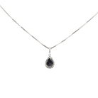 Collier en or blanc 9 carats avec pendentif saphir bleu poire entouré de diamants, vue de face.