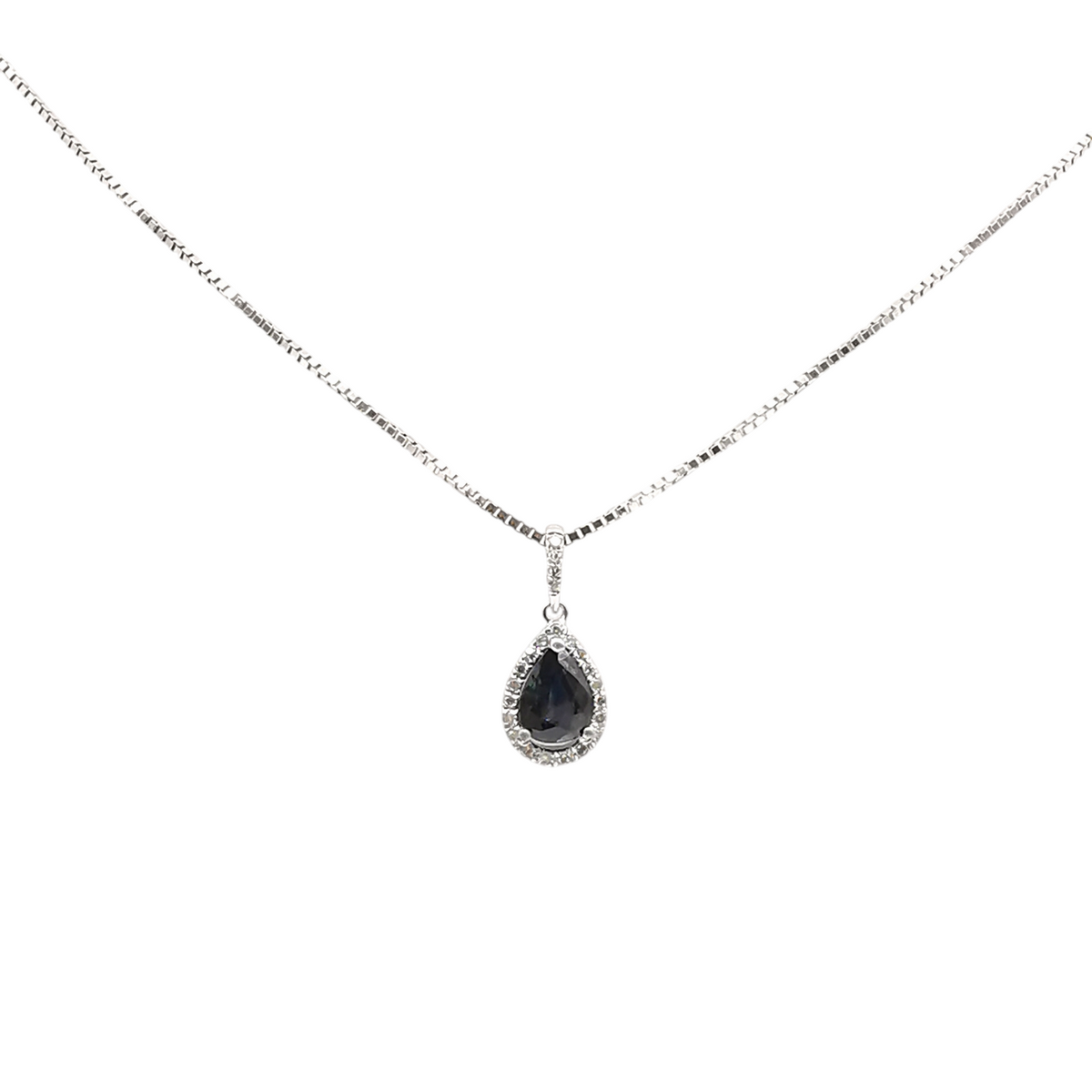 Collier en or blanc 9 carats avec pendentif saphir bleu poire entouré de diamants, vue de face.