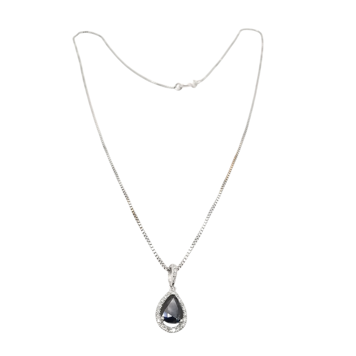 Vue complète du collier en or blanc 375 avec chaîne de 41 cm et pendentif saphir diamants.