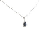 Détail du pendentif goutte avec saphir bleu de 0,75 ct et entourage de diamants.