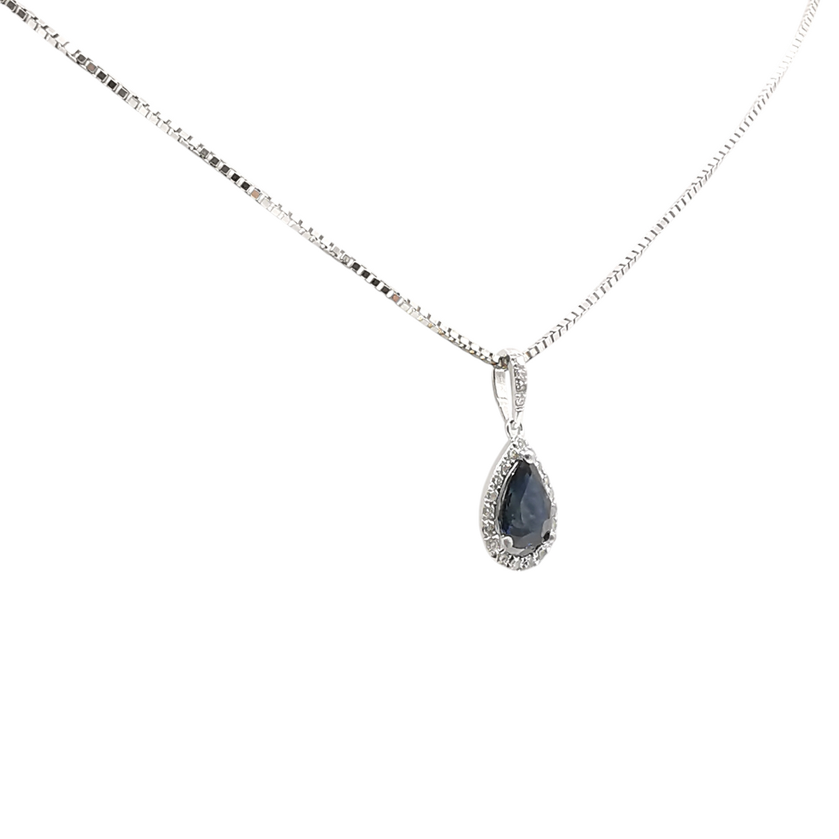 Détail du pendentif goutte avec saphir bleu de 0,75 ct et entourage de diamants.