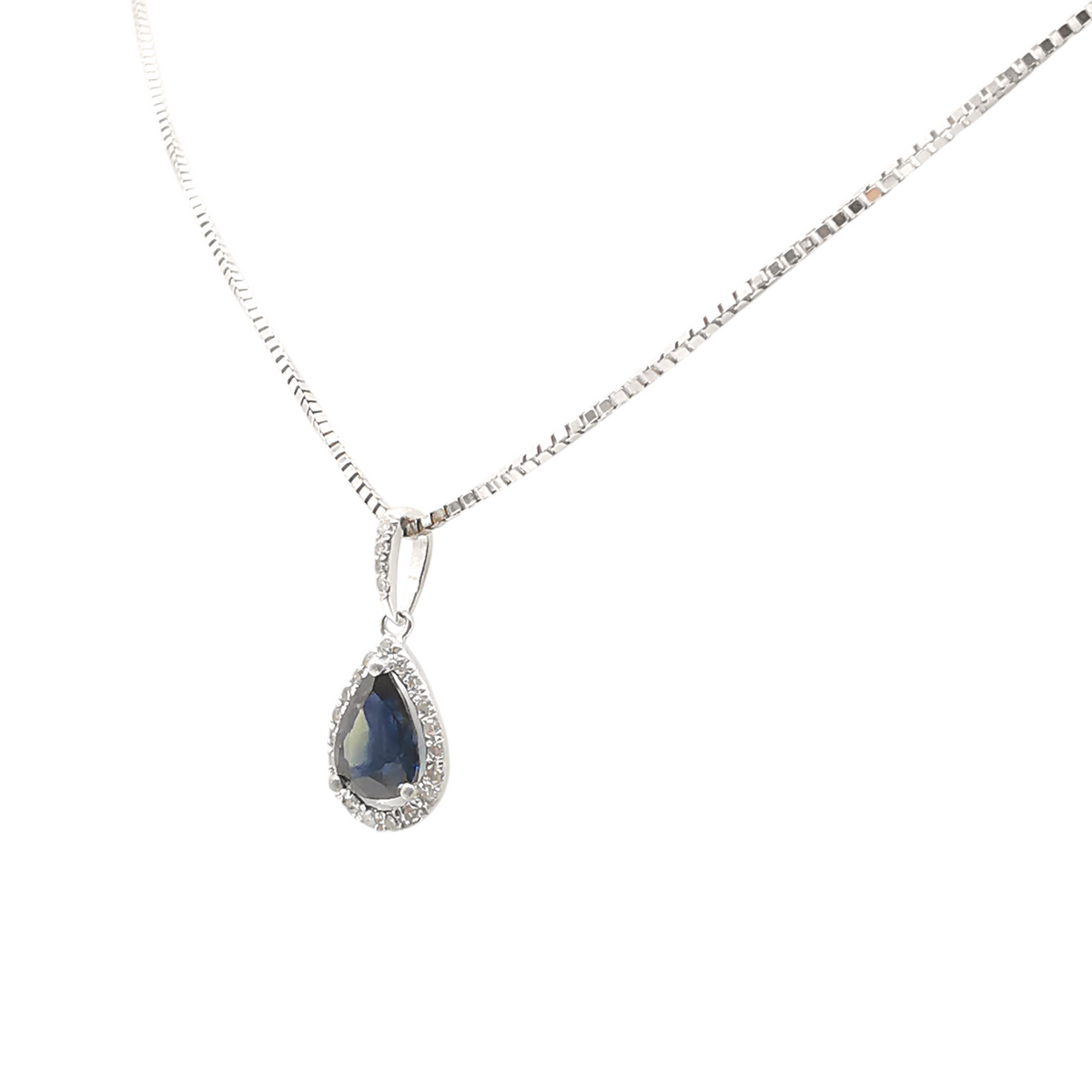 Vue rapprochée du collier saphir bleu et diamants monté sur chaîne en or blanc.