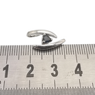 Pendentif BALMAIN en or blanc 18 carats et saphir présenté avec une règle de mesure.