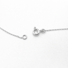 Détail du fermoir anneau ressort et de la chaîne du collier en or blanc 18 carats.