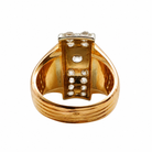 Vue intérieure d'une bague Tank vintage en or rose 18 carats et platine, avec monture large et sertissage ajouré
