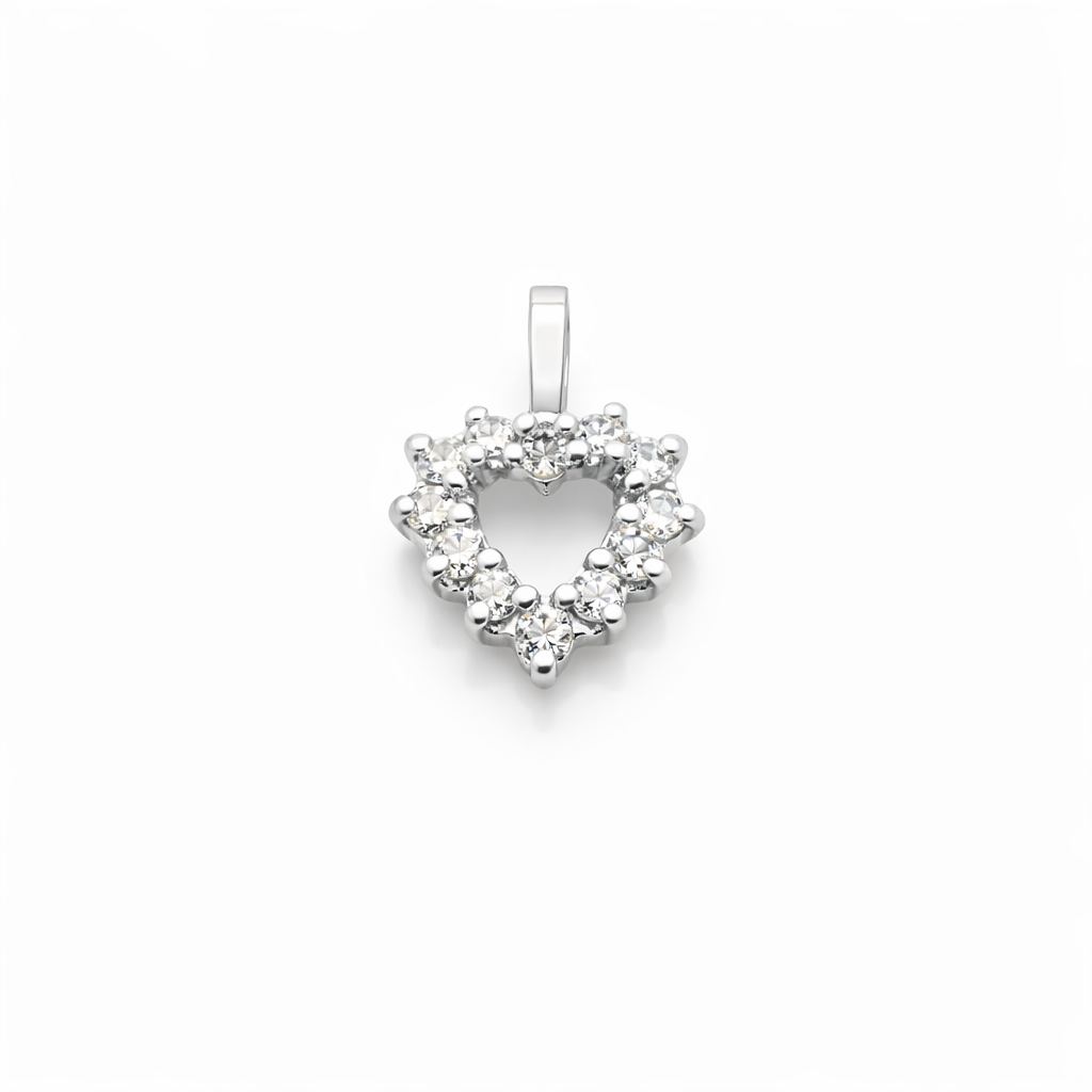 Gros plan sur les diamants sertis autour du pendentif cœur en or blanc 18 carats.