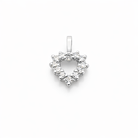 Gros plan sur les diamants sertis autour du pendentif cœur en or blanc 18 carats.