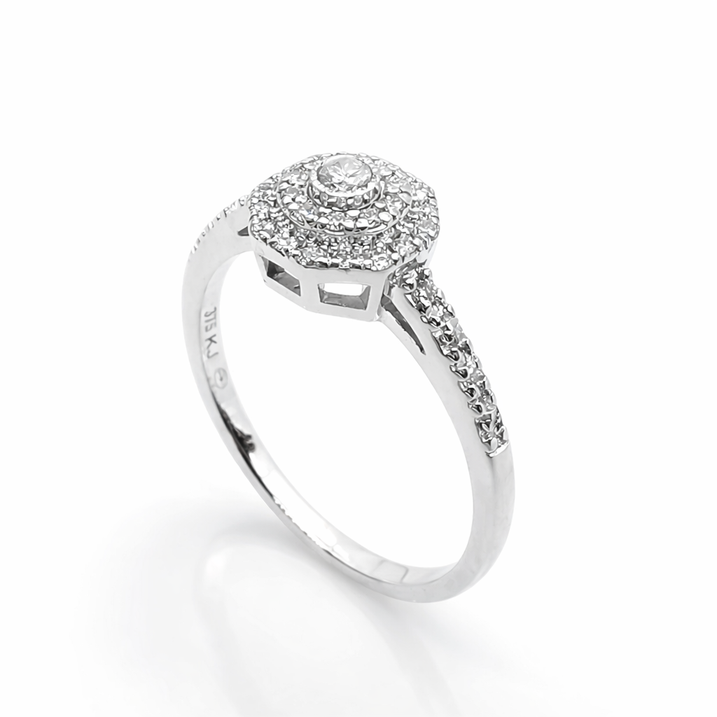 Vue trois quarts de la bague diamants double halo en or blanc 375 millièmes.