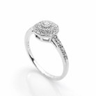 Vue trois quarts de la bague diamants double halo en or blanc 375 millièmes.