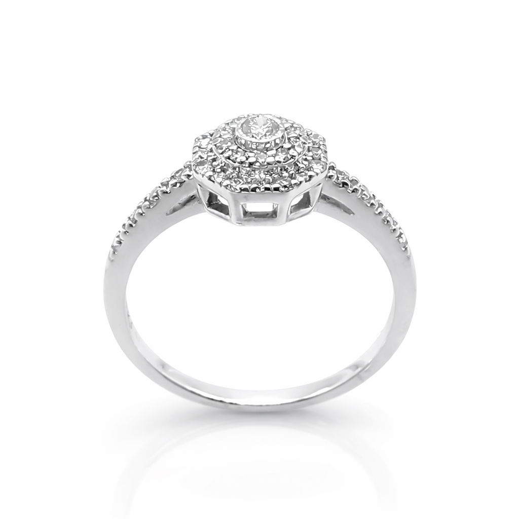Vue de profil de la bague en or blanc et diamants montrant la monture ajourée.