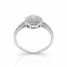 Vue de profil de la bague en or blanc et diamants montrant la monture ajourée.