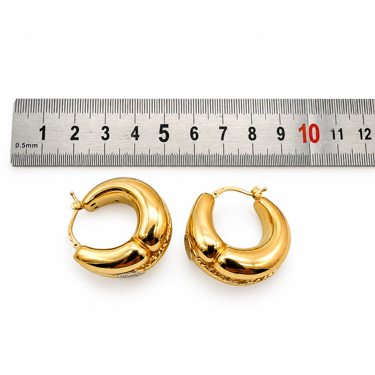 Créoles RAIKA en or jaune 750 avec règle graduée montrant leur diamètre de 2,5 cm