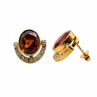 Détail du sertissage des grenats et diamants sur boucles d'oreilles en or jaune.